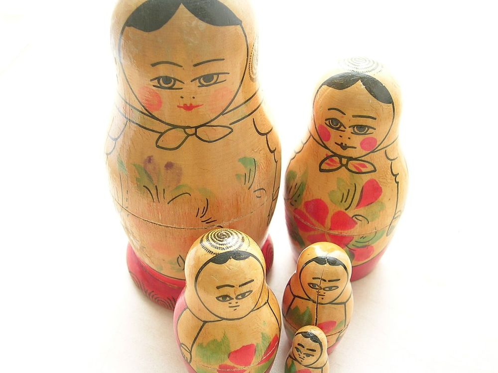 1200px-Nina_Rusa._Muñeca_Rusa